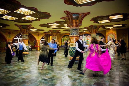 Танцевальные вечера проходят в боярском зале