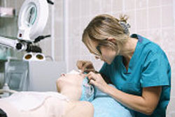 пациентка на столе во время косметической операции
