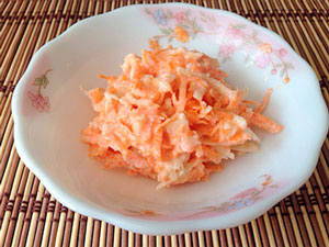 Салат из моркови и яблок со сметаной