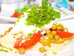 Салат из овощей с яйцом и сметаной