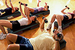 Фитнес включает в себя и занятия в тренажерном зале