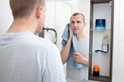 Гигиена для спортсмена в ванной перед зеркалом