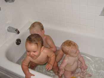 Малыши купаются в ванной