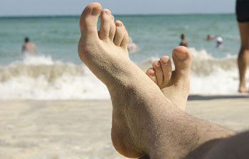Как помыть ноги в теплом море