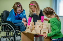 дети инвалиды на сеансе реабилитации за игрой в конструктор