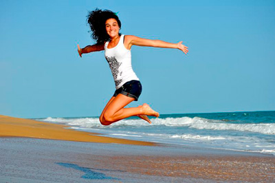 девушка в прыжке около моря