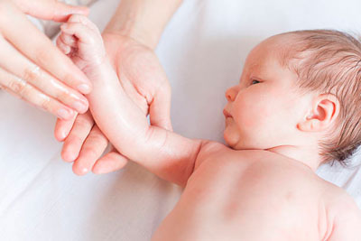 Массаж рук у младенцев