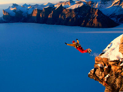 Спортсмен прыгает с горы