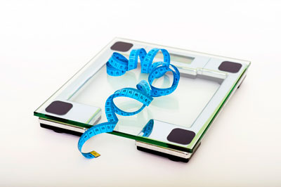 Весы и сантиметр для самоконтроля при занятиях спортом
