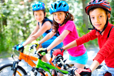 Дети катаются на велосипедах