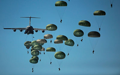 Военные парашютисты
