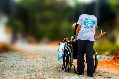 Помощь инвалиду с передвижением